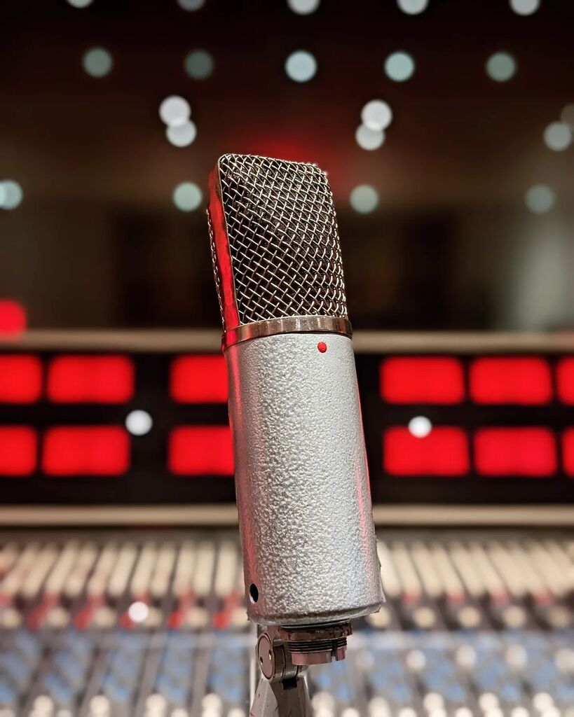 Here's an INCREDIBLY rare piece ✨ The Lomo 19a10. Less than 200 ever made! This is the dual capsule version of the venerable 19a13 - the "Soviet u47" mic made famous by <a href="/steve/">.</a>.albini . This mic is actually two 19a13's in one body, each one with it's … instagr.am/p/CrbMIfAu38J/