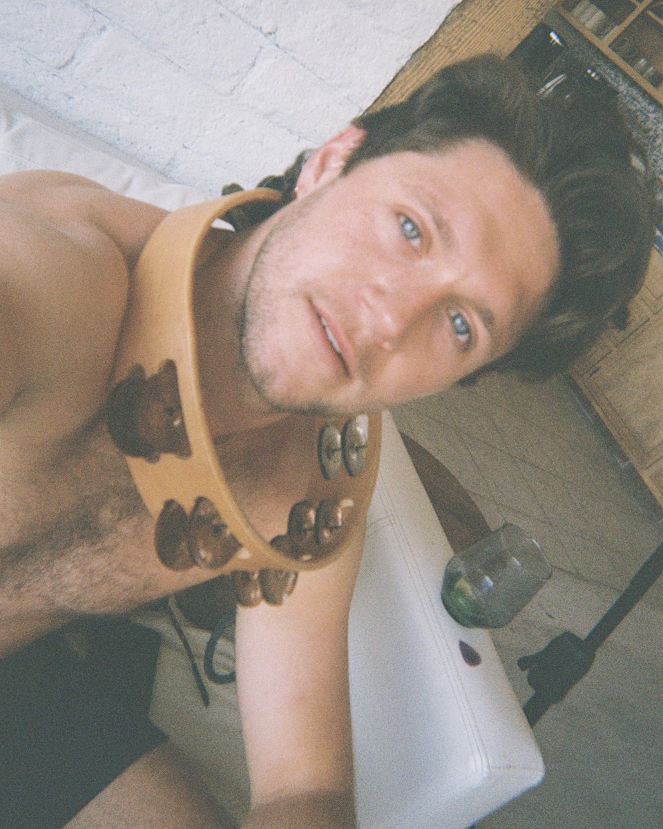 NiallOfficial's tweet image. Been working on a lot of exciting stuff coming up very soon… Sign up for my newsletter to be the first to hear about new merch, shows and more. Keep an eye on your inbox this Wednesday to shop my official store’s latest drop before anyone else. niall.lnk.to/exclusiveTP