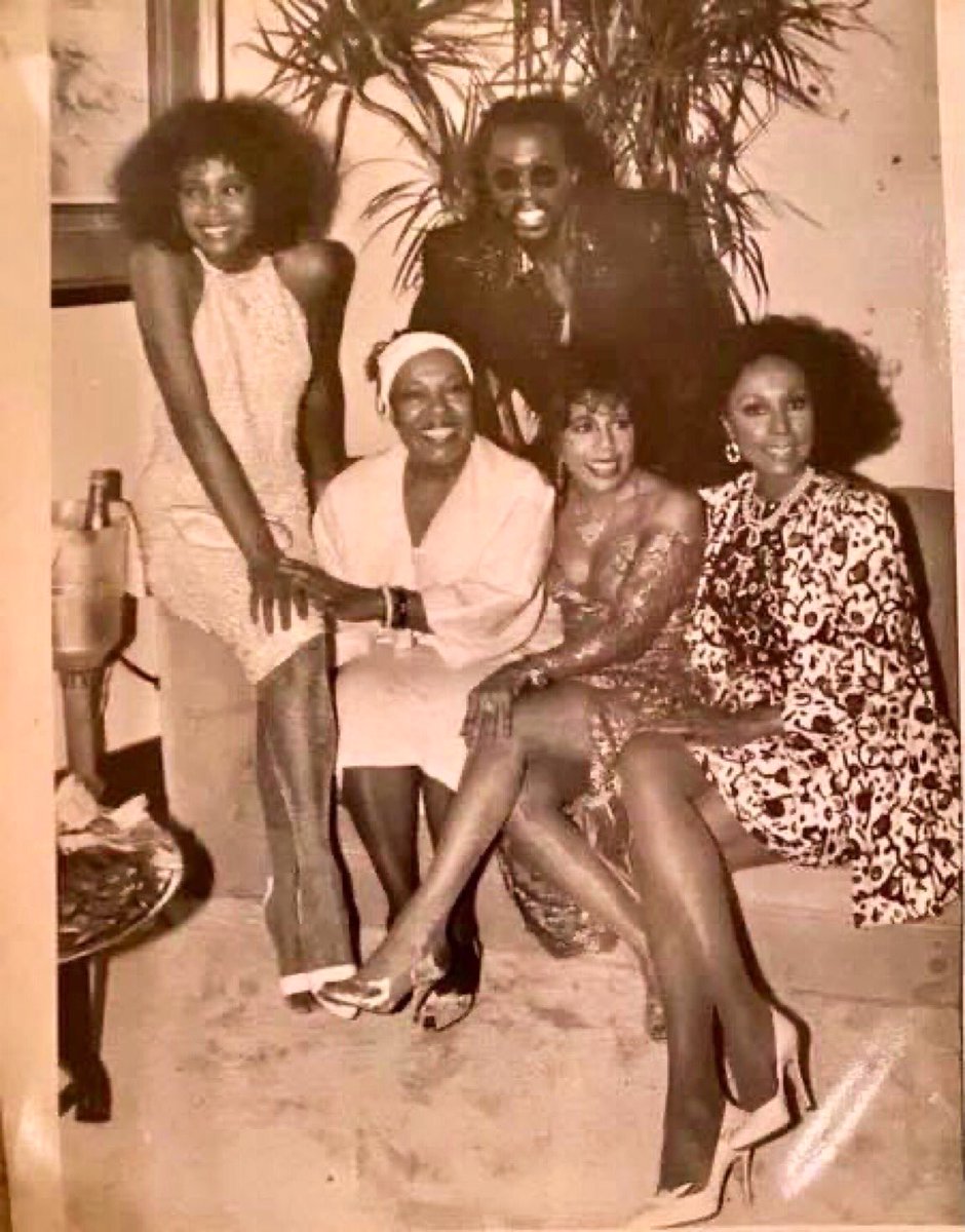 I love that photo ! Gorgeous #diahannCarroll Fabulous #ValerieSimpson  
Legend #robertaFlack  Brillant #Nickashford  and Divine #Whitneyhouston