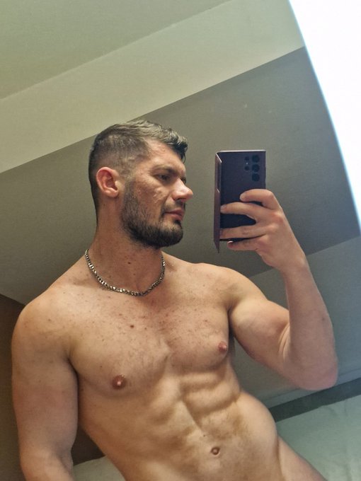 Watch Vlad Castle 82k's leaked NSFW photo on TwXstars