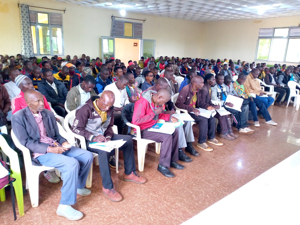 CommuneGASHIKA2's tweet photo. #Burundi kur uyu wa 24.4.2023 Musitanteri wa @CommuneGASHIKA2 @NgoziProvince @NIYIBIZITheophi yagirishije inama  indongozi zitandukanye kugira umwe wese  agire icaterera mwiterambere n umutekano muvyo ajejwe , indongozi ijimbere abirongoye ikerekana akarorero 
@MininterInfosBi https://t.co/XFw4fjh0kH