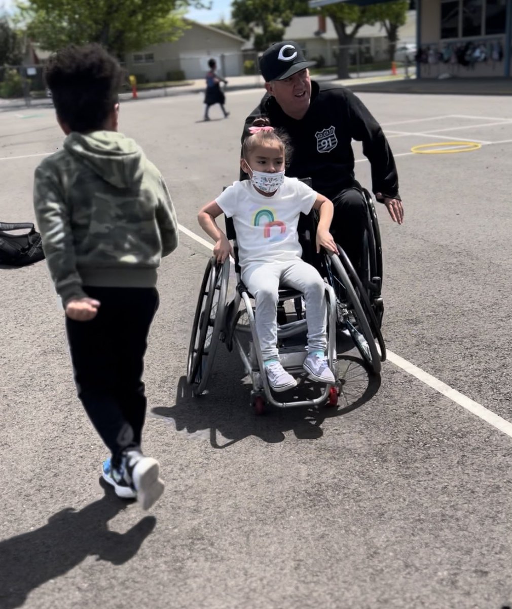 hugsbybrent's tweet photo. Thank you Modesto (Standiford Elementary) for hosting me on campus for assemblies, classroom time, playground time & after school carnival to sign my books. All of it was inspiring. #805author #stem #growthmindset #readingisrad https://t.co/dAmXJ8SW0f