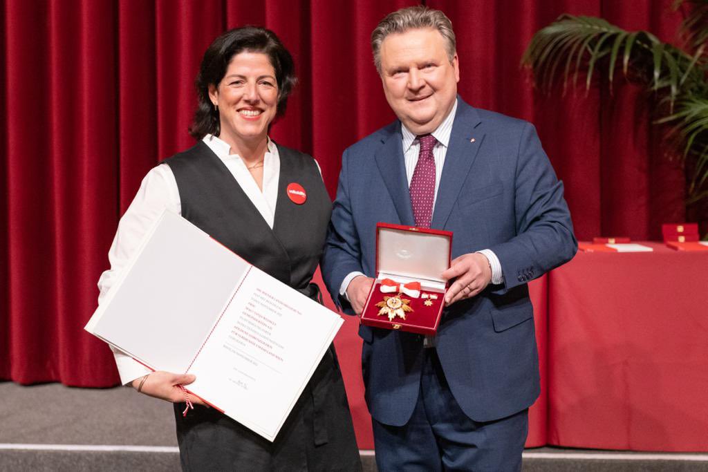 Unsere Geschäftsführerin #TanjaWehsely wurde heute mit dem goldenen Ehrenzeichen für Verdienste um das Land Wien ausgezeichnet! Die Verleihung fand im Wiener Rathaus durch Bürgermeister #MichaelLudwig statt. #StadtWien