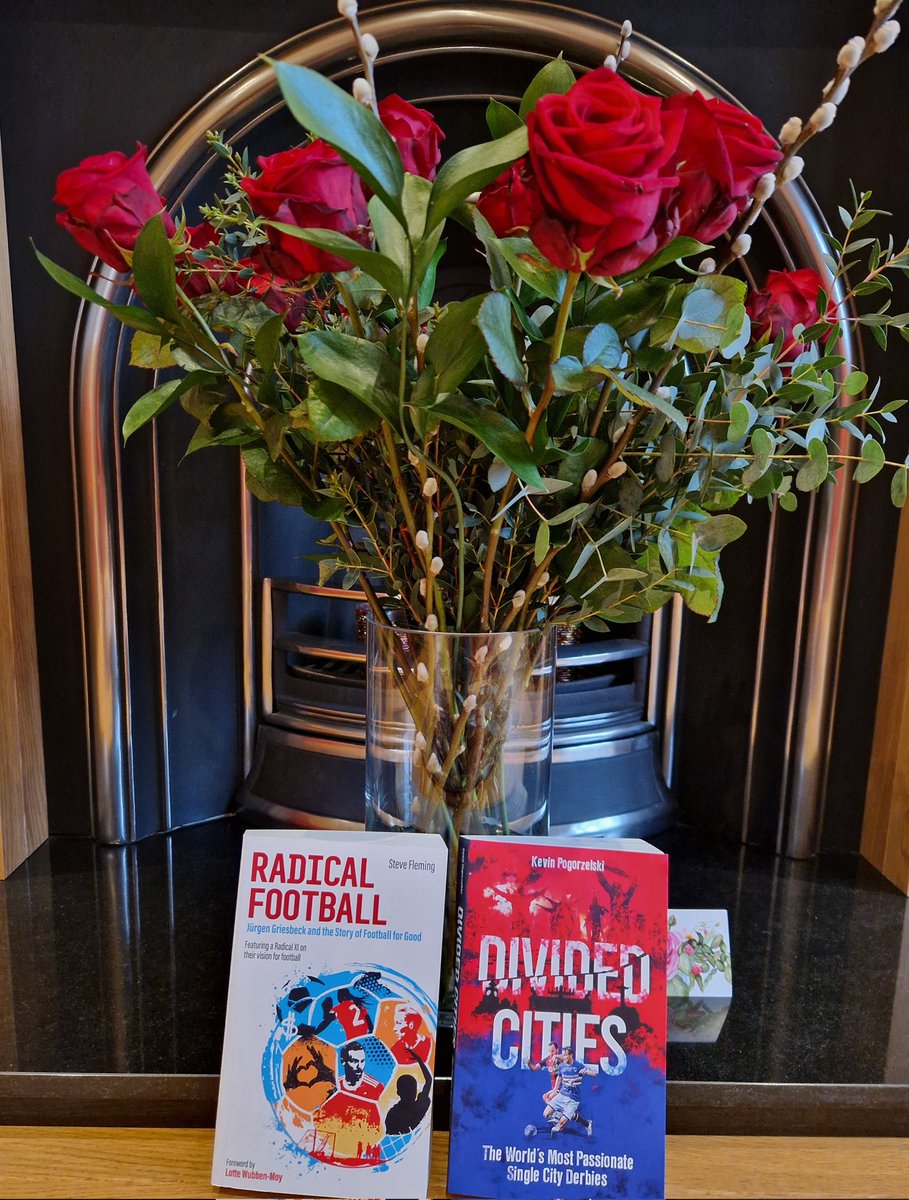 My Diada de Sant Jordi gift 📖🌹from <a href="/cheryl_peril/">Cheryl Ewan</a> has just arrived from <a href="/StanchionBooks/">Stanchion Books - the football bookshop 📚</a>