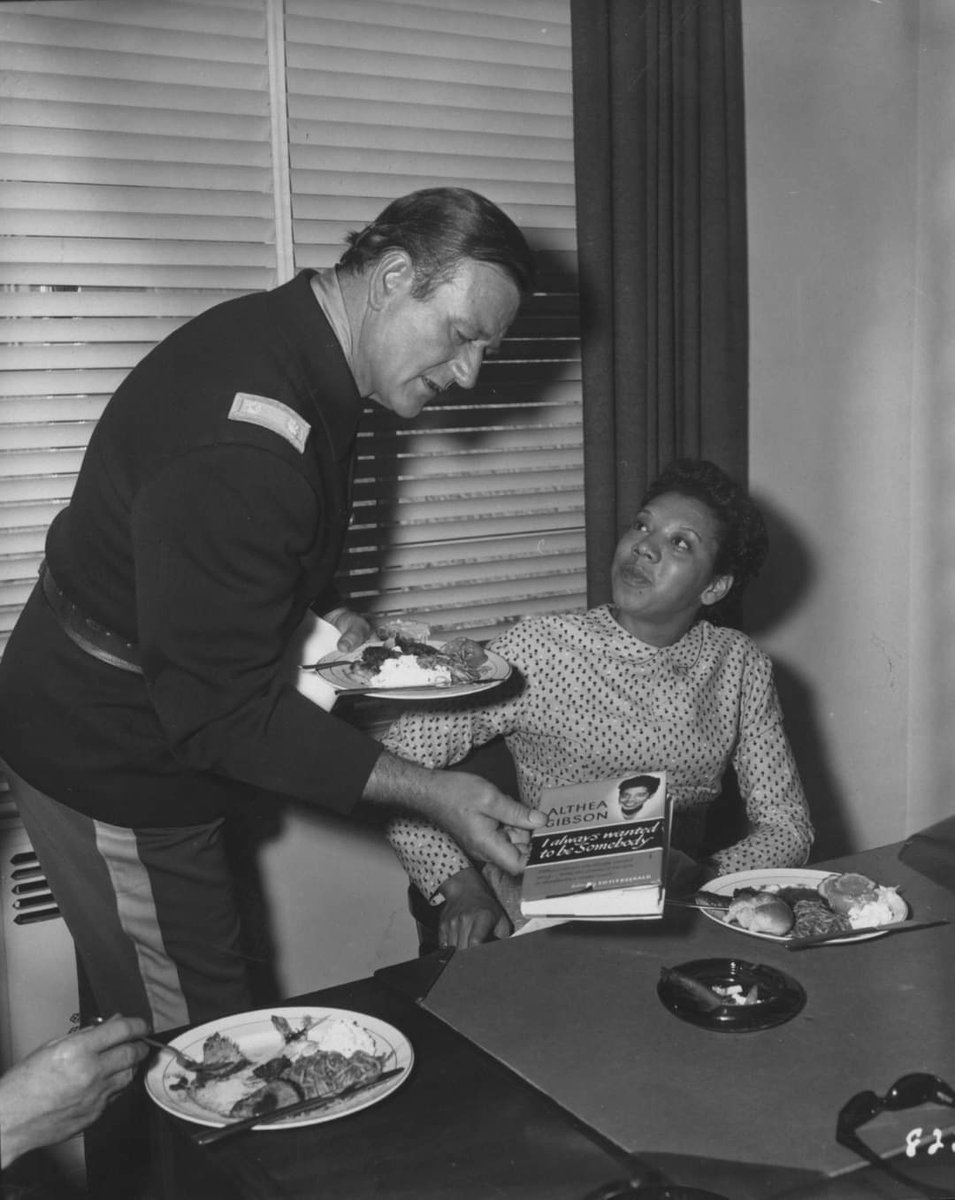 John Wayne et Althea Gibson sur le tournage des cavaliers de John Ford (Horse Soldier 1958). Gibson est la première femme d'origine afro américaine à remporter un tournoi du Grand Chelem. Elle a été aussi une brillante joueuse de golf 
#johnwayne 
#altheagibson 
#ontheset 
#jford