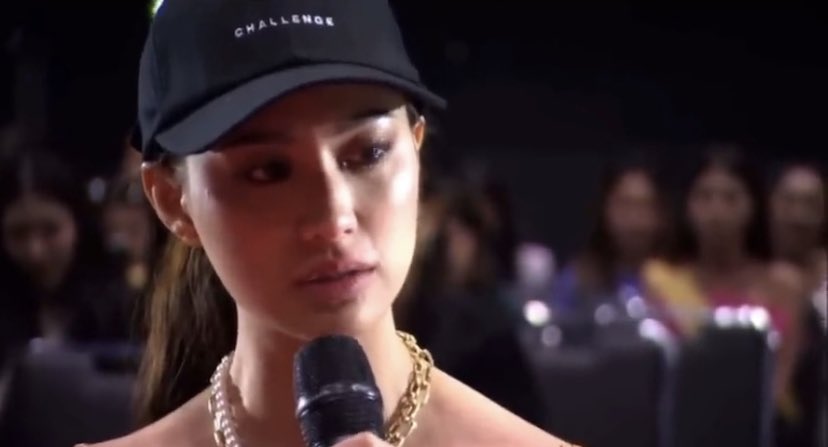 น้ำตาของการถูกลดคุณค่าของความเป็นคน 
เพียงเพราะไม่ยอมดูดวง มันไม่ต่างจากการบังคับให้คนอิสลามกินหมู #เฌอเอม