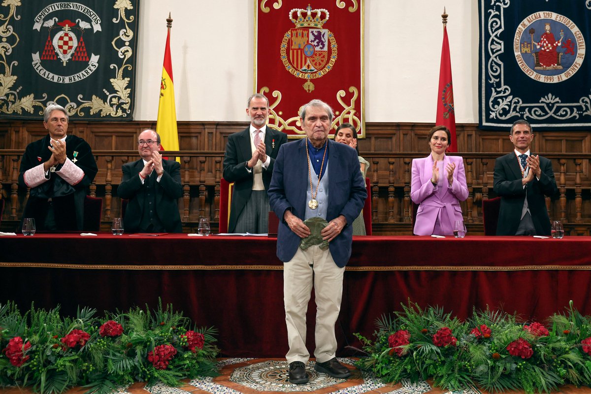 prodavinci's tweet photo. 1/🎉📖Esta mañana, el poeta y ensayista venezolano Rafael Cadenas recibió el Premio de Literatura en Lengua Castellana Miguel de Cervantes, en la Universidad Alcalá de Henares. Este es el más importante galardón de la literatura en español. https://t.co/qeO2TK4fUg