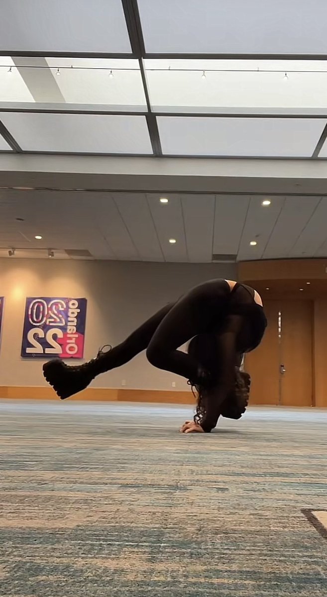 AlyssaTalner's tweet photo. it’s time i share some bendy pics to you guys :) i have so much more content coming! also announcement 📣 catch me at playlist live this year! will be preforming main stage🙃 https://t.co/vovws7rChE