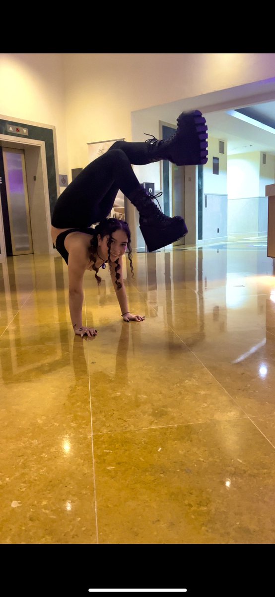 AlyssaTalner's tweet photo. it’s time i share some bendy pics to you guys :) i have so much more content coming! also announcement 📣 catch me at playlist live this year! will be preforming main stage🙃 https://t.co/vovws7rChE