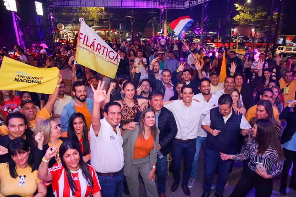KattyaGonzalez9's tweet photo. 📌 Central será un Departamento modelo de la mano de Ricardo Estigarribia , donde tendremos también a un gran Diputado como lo va a ser Pastor Filártiga. 
🙌🏻 Vamos a reconstruir la Gobernación porque con Ricardo estamos seguros de que así va a ser. https://t.co/I1iNaoFx1G