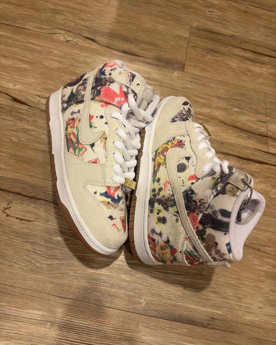 dropsdotgg's tweet photo. Are you excited for the Supreme Dunks? https://t.co/PSguyf1z08