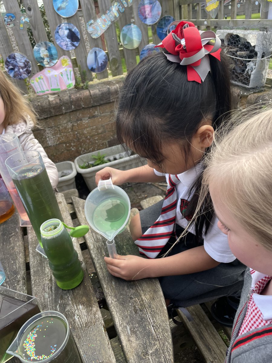 wooltonprimary's tweet photo. 1C put their measuring skills to the test and made these amazing magic potions #WPSMaths 👍🙂 https://t.co/Qo5BU62U25