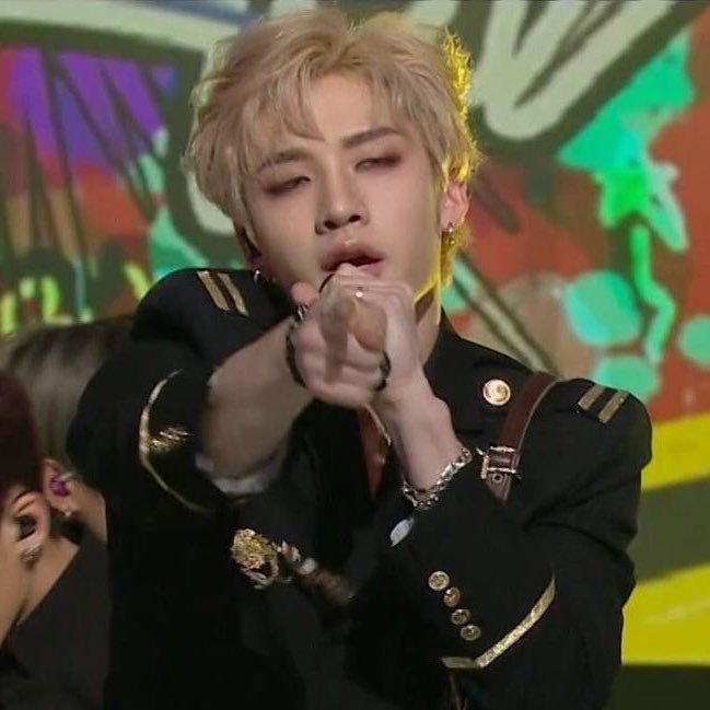 captainCB97s's tweet photo. THIS bang chan. https://t.co/0zq6JwVK6J