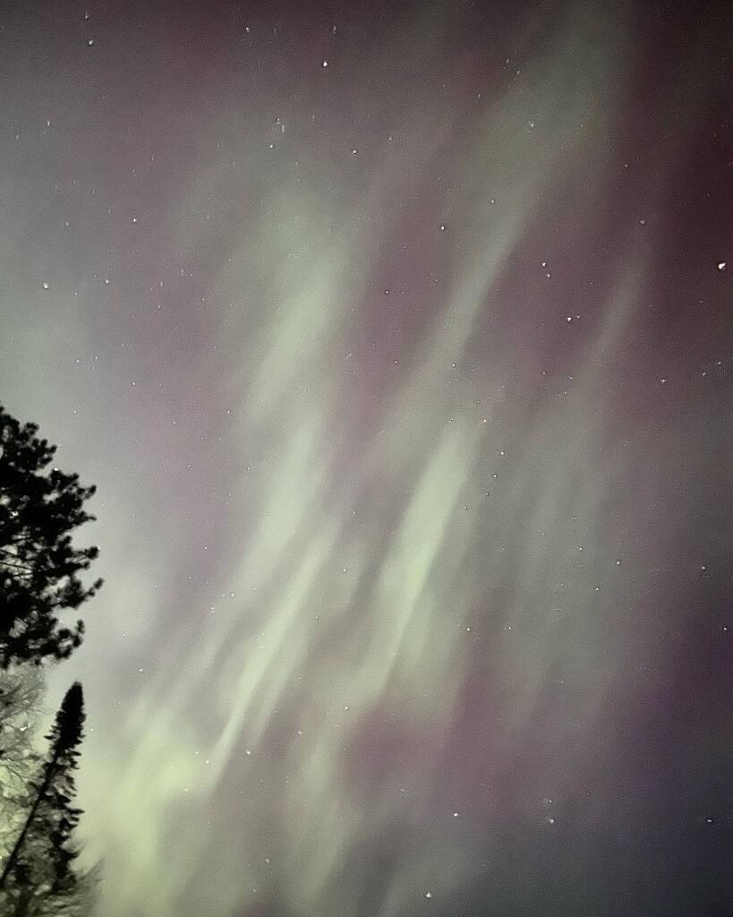 NorthernEdge's tweet image. A little special light show over the Edge last night! 

The rhythms of the season are bubbling, and we were so grateful to have this gift from above grace our little space of magic on the shores of Kawawaymog Lake. 

Keep looking up, you never know what might be waiting above!