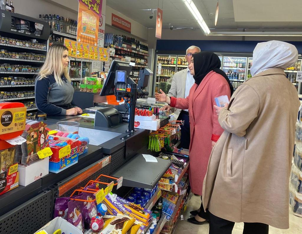 Milletvekili adayımız Fatma Coştu ve İl teşkilatımız  ile birlikte Beyazkent mahallesi Çarşamba pazarı civarı ve Hastene caddesi civarındaki esnaf kardeşlerimizi ziyaret edip taleplerini dinledik. Sıcak ve samimi sohbetleri için teşekkür ederiz.