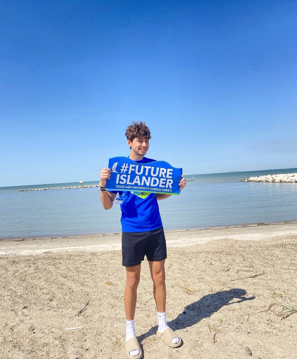 IslandCampus's tweet photo. Next Monday, May 1st, is #NationalDecisionDay🎉 There’s still time to become an Islander, seniors! Register today at https://t.co/K2v6kKljf8.
If you’ve already committed to the Island, tag us in your #FutureIslander pics🤙🏼🌴 #tamucc27 https://t.co/xuiZXyPXtm