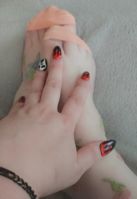 https://t.co/ysBl9sufoE Come worship my feet!!!! Sock removal an chill. 13pic set 1 clip On my OF https://t.co/tM3zCtbv1A