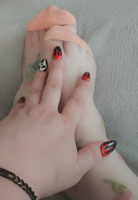 https://t.co/ysBl9sufoE  Come worship my feet!!!!  Sock removal an chill. 13pic set 1 clip On my OF https://t
