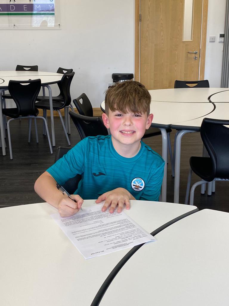 CamUtdAcademy's tweet photo. 🦢 ✍️ 7️⃣2️⃣ George Roberts 7️⃣2️⃣✍️ 🦢 

Great message and news to receive that Under 9s player George Roberts has signed a registration with @swans_academy after a successful trial period! 

George is the 72nd player to progress into a pro club 👏

#CamArmy https://t.co/Mv1nqQuNxC