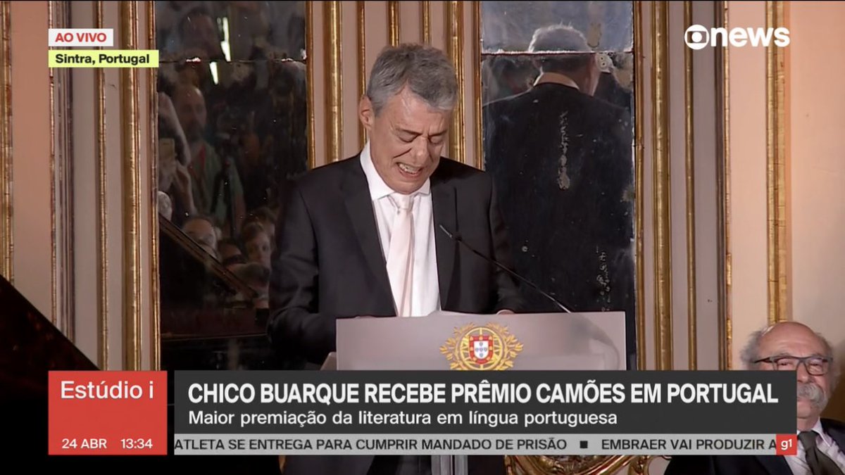 falamuka's tweet photo. 🚨AGORA: Chico Buarque, emocionado, recebe o Prêmio Camões. O brasileiro recebeu a honraria há quatro anos, mas o derrotado ex-presidente do Brasil se recusou a assinar o diploma. Hoje, Lula corrigiu esse gesto mesquinho. Chico representa o que de melhor esse país já produziu. https://t.co/QliJ3pHZXb