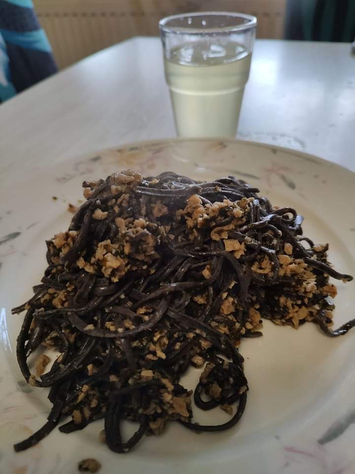 KieranTheChef_'s tweet photo. Tu-no spaghetti made for my mam who's a body builder. 
Blackbeans spaghetti (50gr dry) with soy chunks (25gr dry) and laverbread (1 large Tbsp). 278 cal 39gr proteins with home brewed #vegan #vegangains #plantbaseddiet #veganbodybuilder #plantbased #vegandiet  #veganrecipe https://t.co/9ibG5ohdks