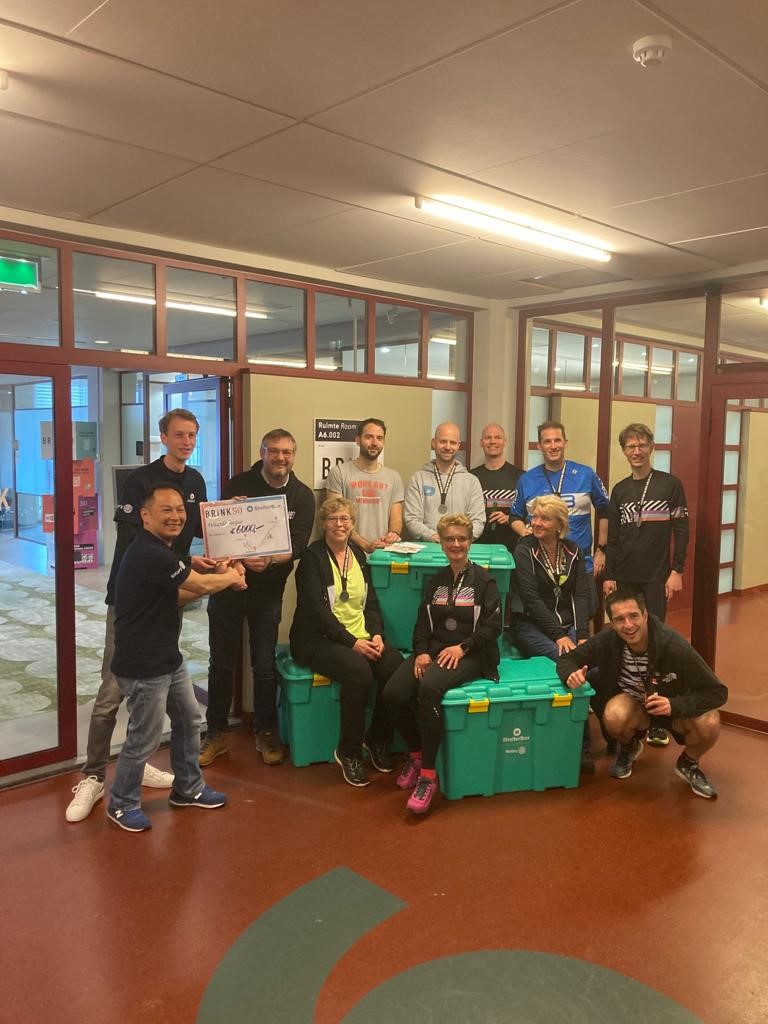 brink_nl's tweet photo. Afgelopen weekend hebben 35 collega’s een estafette van 400 kilometer afgelegd💪. Zij haalden hiermee € 6.000 op voor ShelterBox Nederland. De start vond plaats op ons nieuwe kantoor in Groningen. Toen richting Eindhoven. En gisteren de finish bij ons kantoor in Rotterdam. 
💪 https://t.co/Jxu0tTCKTS