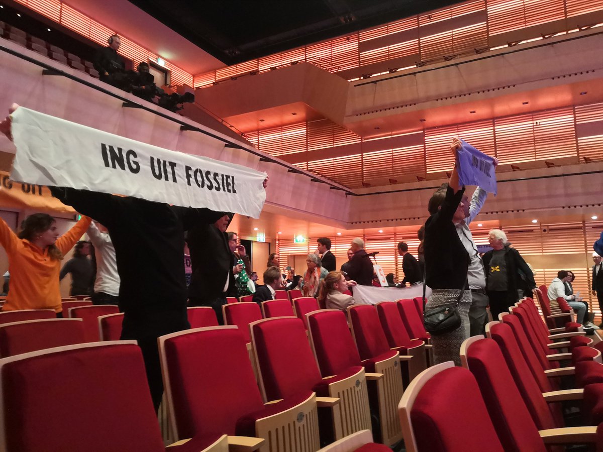 De chaos op de AGM van #ING was nog niets vergeleken met de chaos die de klimaatcrisis veroorzaakt. Wanneer stopt deze bank met investeren in fossiel? #INGFossielVrij