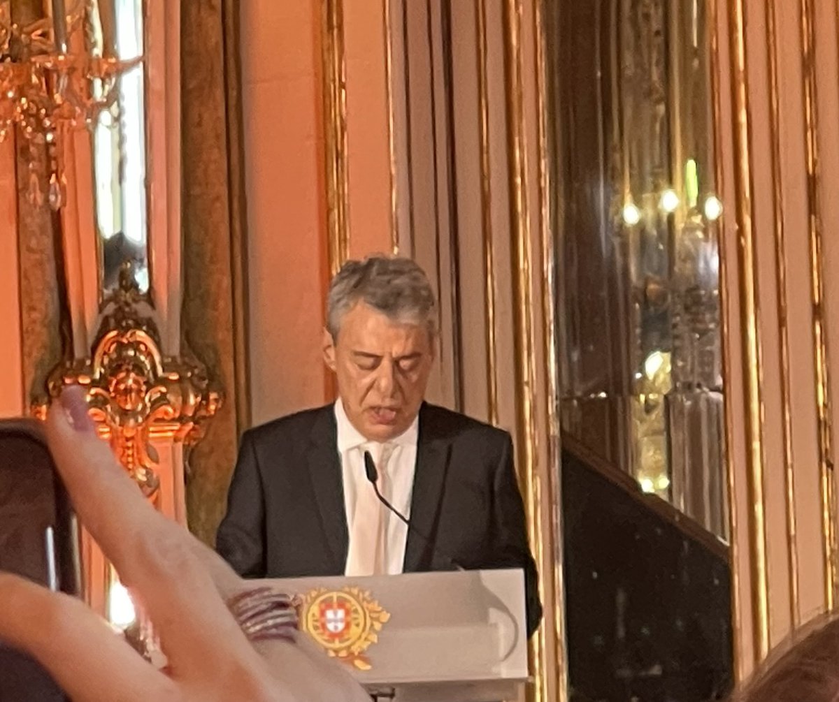delRioPilar's tweet photo. El #PremioCamoens está entregado: #ChicoBuarque acaba d proporcionar uno de los momentos más bellos y emocionantes q portugueses y brasileiros q aman la cultura podrían soñar. Ha sucedido, la noche oscura ha sido vencida, la libertad y la democracia hoy desprende aroma de alecrim https://t.co/s98rb4xSdb