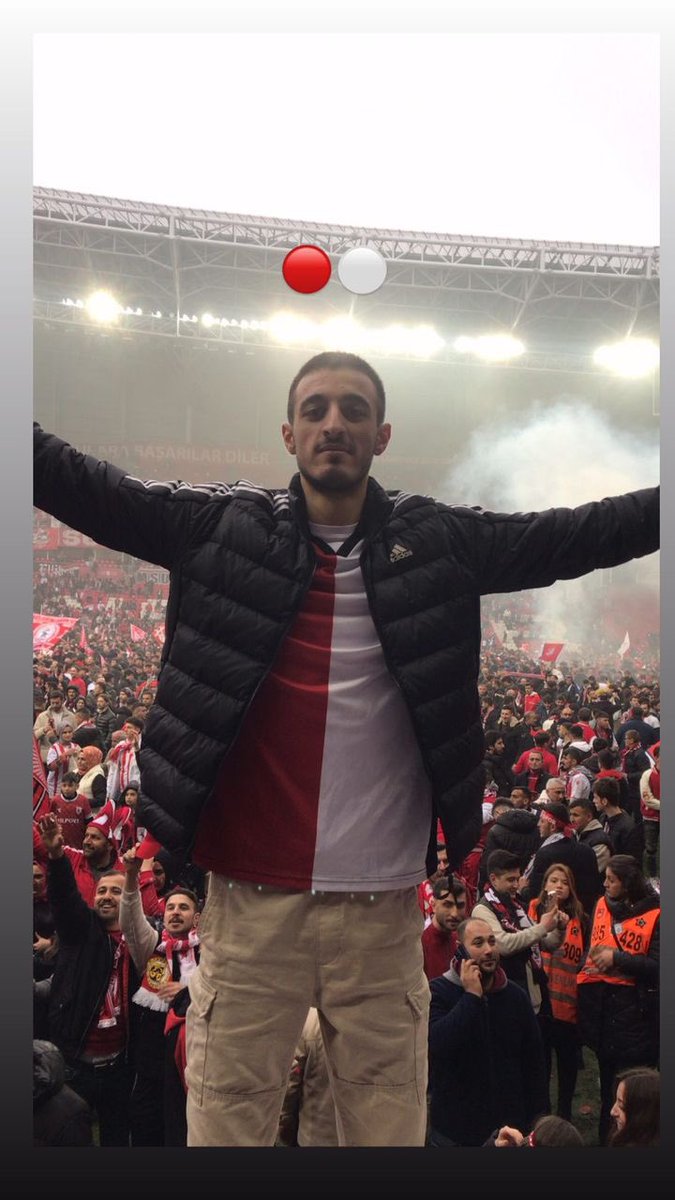 biz seni uzaklarda 
biz seni tuzaklarda
biz seni yasaklarda sevdik..