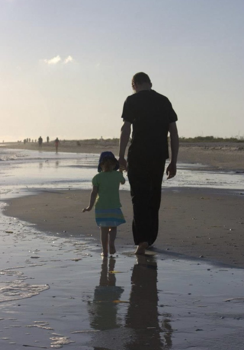 "الكون واسع لكن الأمان قرب أبي فقط❤️."