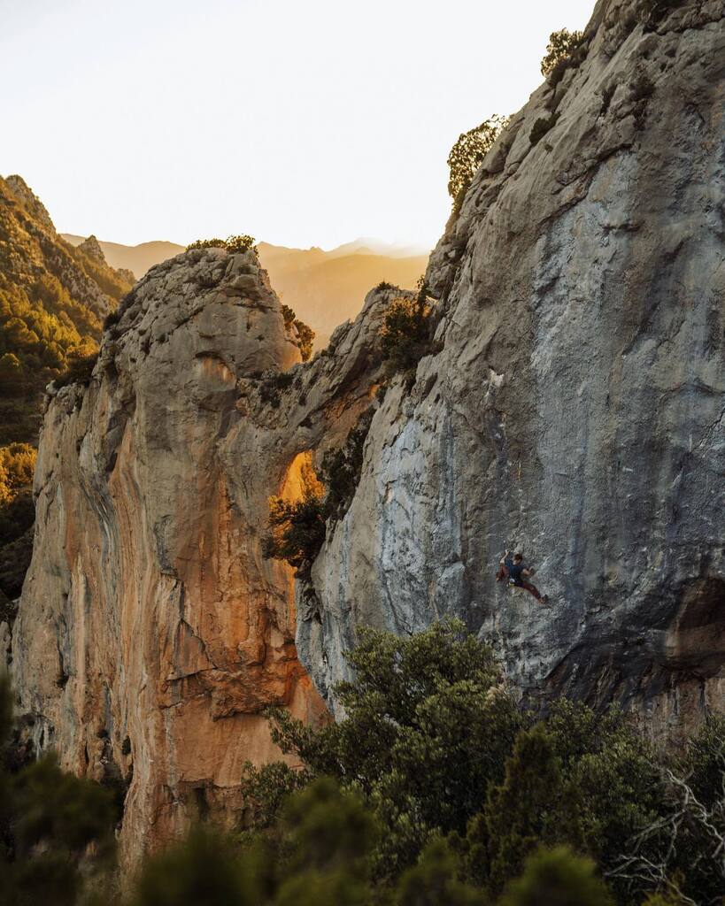 indiboix's tweet photo. Passant un llarg dia d'enregistrament a Perles, sembla que també va sortir alguna bona foto, no?
 
.
.
.
.
.
.

#Territoriindi #neverstopexploring #outdoor #stealingmoments #climbing #stocksyunited #perles #esclatamasters #lleida #climbinglife https://t.co/wW8gR1eDaV https://t.co/dF2swyPFRG
