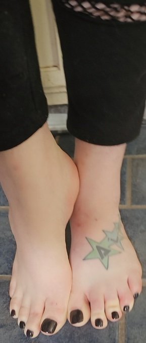 Come worship my feet darling! https://t.co/ysBl9sufoE Do you want to pay for my bi weekly pedicure??