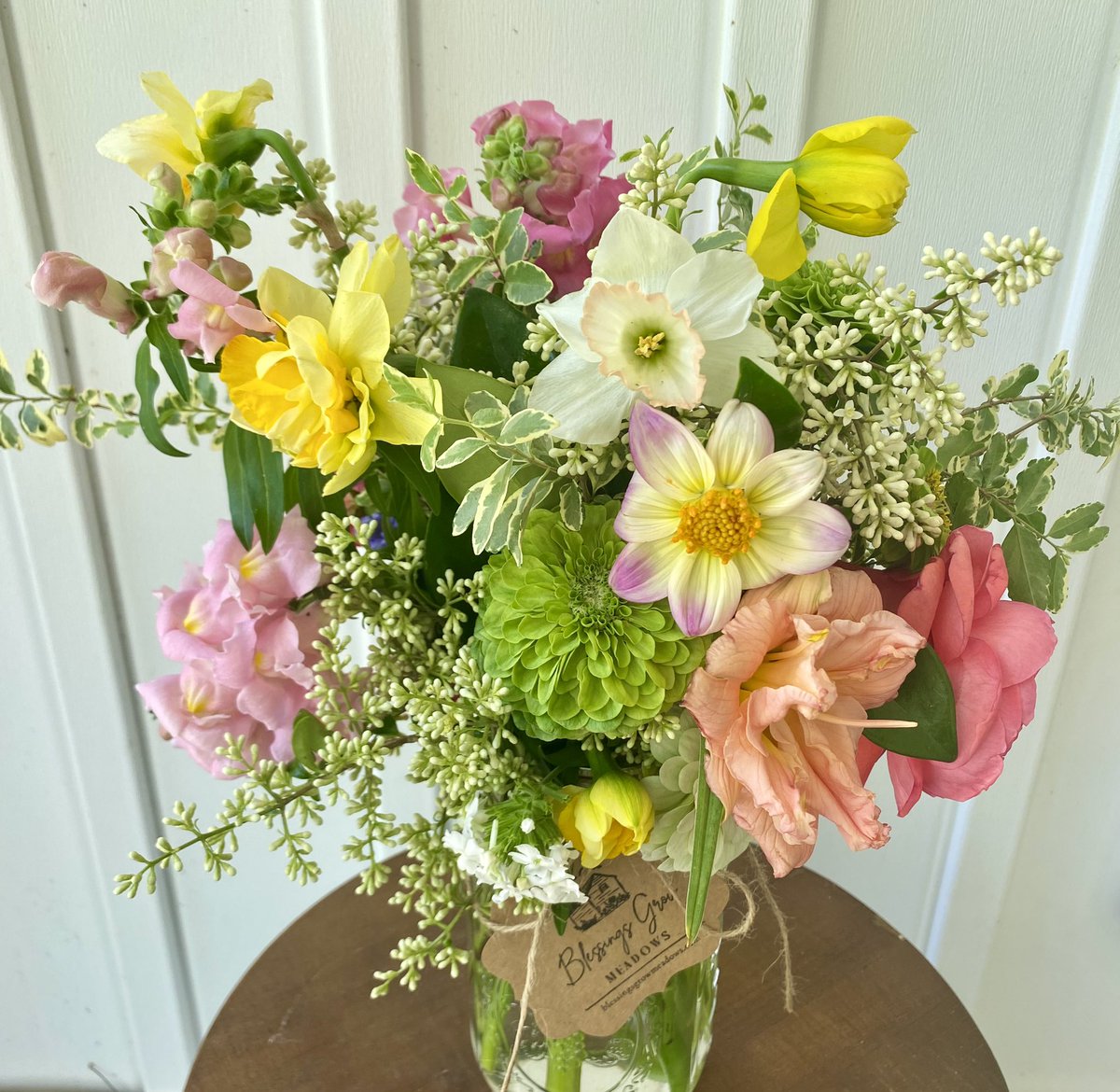 I love the beautiful hues in this bouquet request, as we slowly grow more for His glory to share! 🌸💐💕
.
.
.
.
#blessingsgrow #growingwithpurpose #thankful #dahlia #daylilies #daffodils #snapdragons #zinnias #rose #ascgf #grownnotflown #mettermade #givingGodtheglory