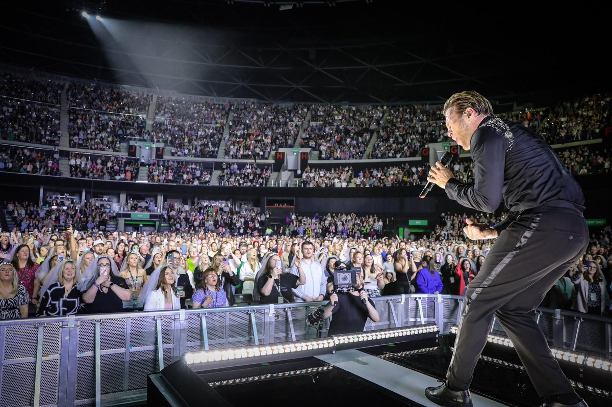 Having a BLAST on the MARRY ME tour, you lot are BRILLIANT!!! 🤩 If you can’t get to a show, tickets to watch me perform live from Manchester are on sale NOW, make sure you grab yours from the link in my bio.💪🏻 Let’s keep the party going!!! 🕺🏼