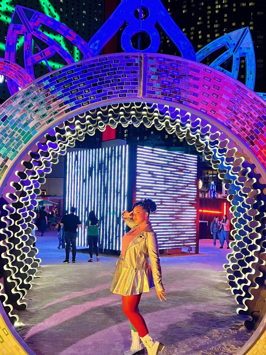 CheyennejazWise's tweet image. Went to the @transfixart exhibit at @resortsworldlv last night and it was SO COOL omgggg 
I feel like my #zenon inspired #ootd fit perfectly! #transfix #lasvegas