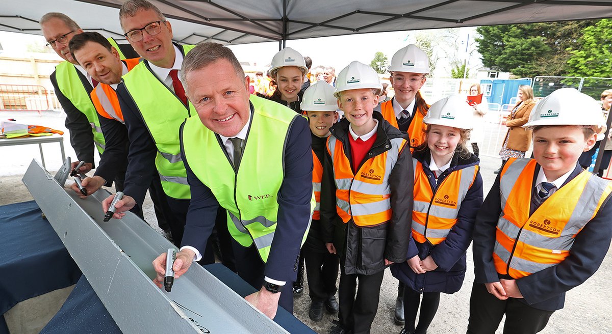 robertson.co.uk/news/minister-… We were delighted to be joined on site for a steel signing by Jeremy Miles, Minister for Education and Welsh Language @WelshGovernment and Cllr Ian Roberts, Leader of @FlintshireCC at the new Mynydd Isa Campus Site with pupils who will attend the campus.