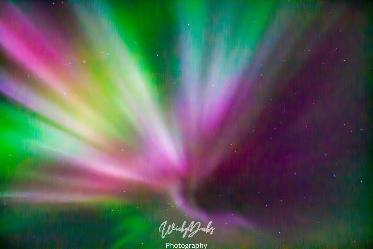 WickyDubs2's tweet image. Dropping probably the most incredible set of aurora photos I’ve ever produced. 

The colors were so vivid and I still cannot believe this happened. 

I’m. In. Awe. #stormhour #spaceweather
