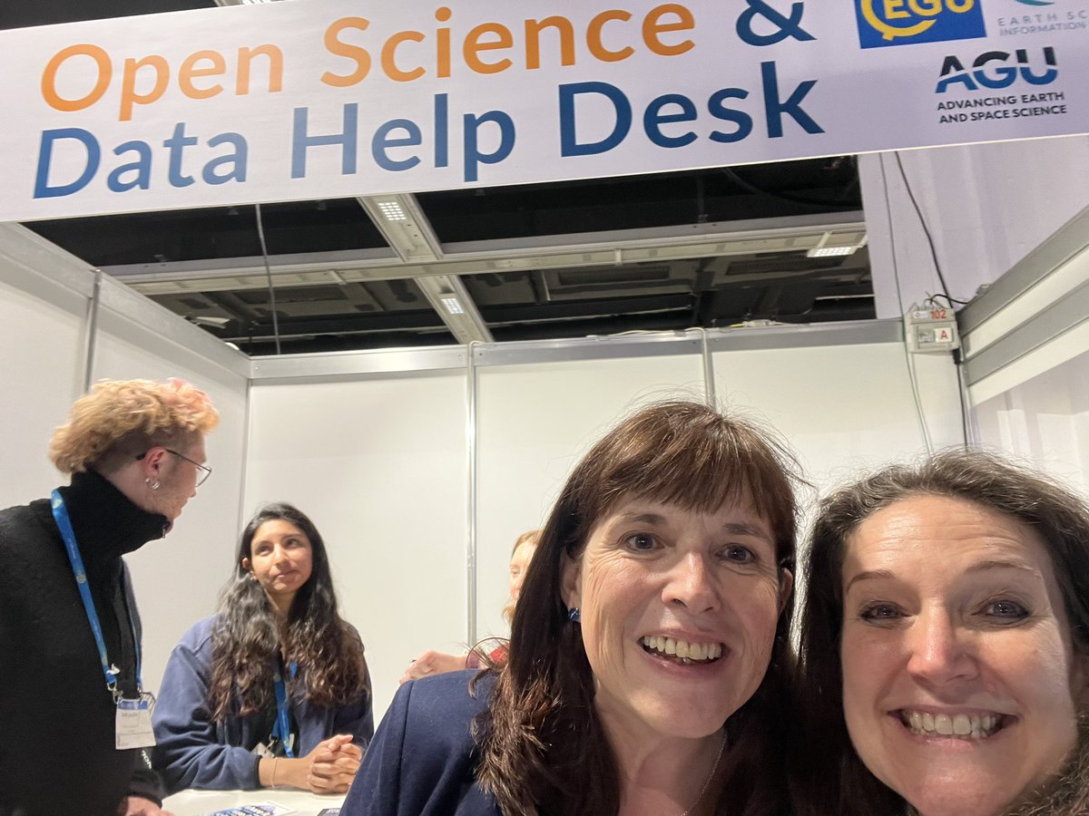 ShelleyStall's tweet image. My oh my!!! The #OpenScience and #DataHelpDesk was SO busy today!! Questions! Answers! New Friends!! Old Friends!! Swing by tomorrow! X224 #EGU23 @HelenG66 And 👀- EGU’s Vice President and Open Science Advocate!