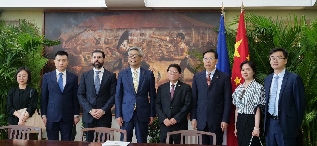 la_moralimpia's tweet photo. Cai Wei, Director para América Latina y el Caribe del Ministerio de Relaciones Exteriores de la República Popular China, es recibido de forma fraternal por el Canciller de #Nicaragua, Denis Moncada, y por Laureano Ortega, Asesor Presidencial. #NicaraguaTriunfa https://t.co/DK0BkJrk0I