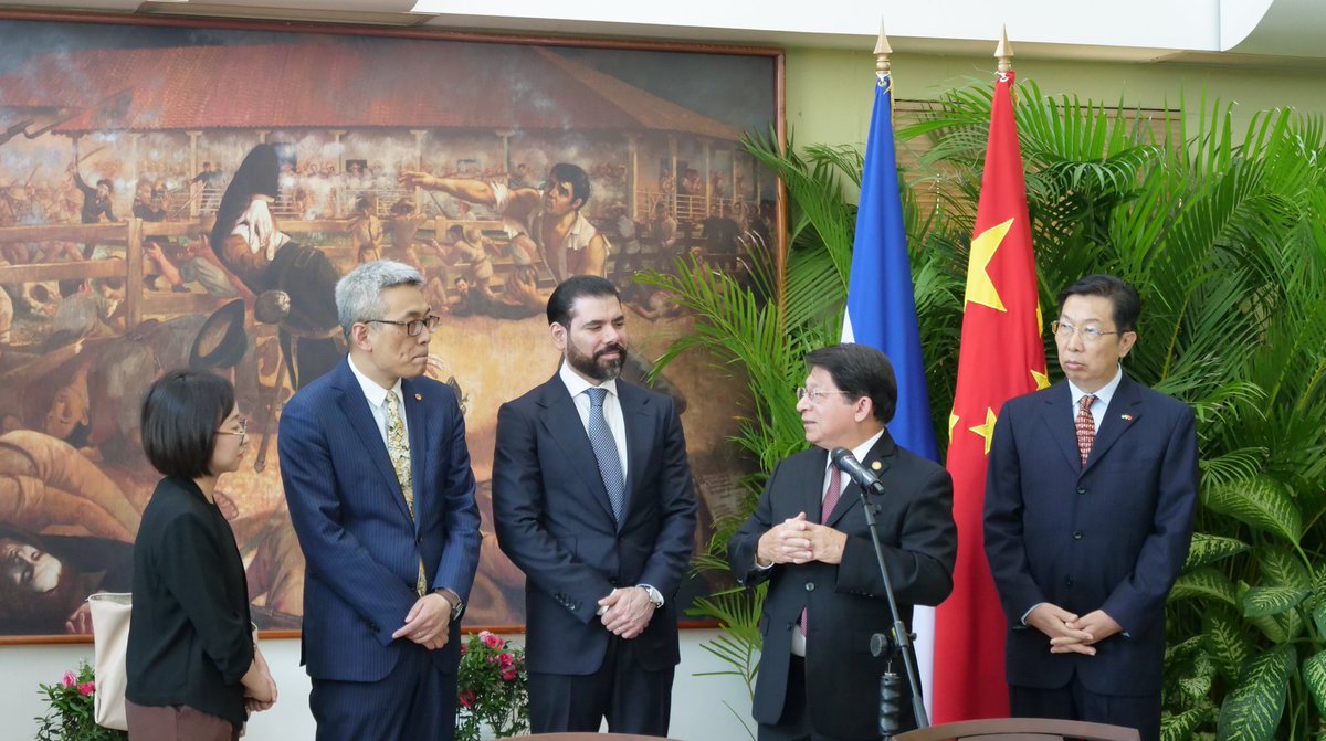 la_moralimpia's tweet photo. Cai Wei, Director para América Latina y el Caribe del Ministerio de Relaciones Exteriores de la República Popular China, es recibido de forma fraternal por el Canciller de #Nicaragua, Denis Moncada, y por Laureano Ortega, Asesor Presidencial. #NicaraguaTriunfa https://t.co/DK0BkJrk0I
