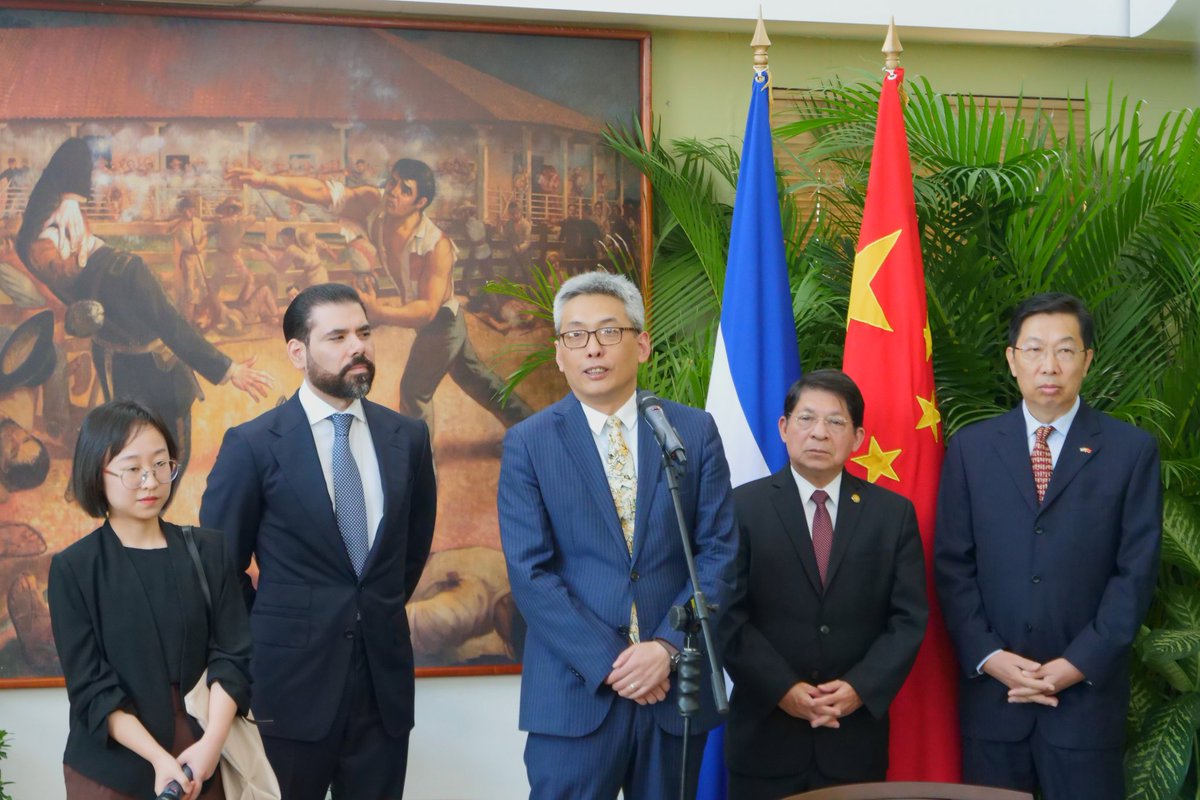 la_moralimpia's tweet photo. Cai Wei, Director para América Latina y el Caribe del Ministerio de Relaciones Exteriores de la República Popular China, es recibido de forma fraternal por el Canciller de #Nicaragua, Denis Moncada, y por Laureano Ortega, Asesor Presidencial. #NicaraguaTriunfa https://t.co/DK0BkJrk0I