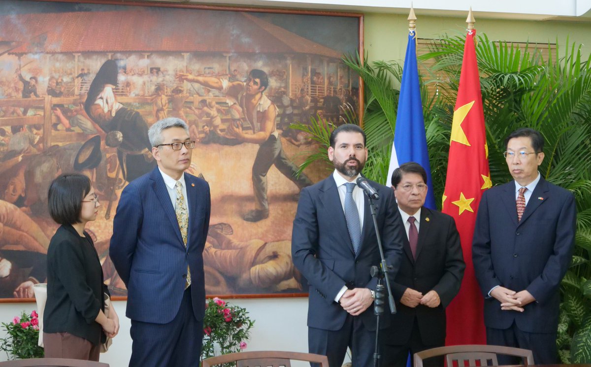 la_moralimpia's tweet photo. Cai Wei, Director para América Latina y el Caribe del Ministerio de Relaciones Exteriores de la República Popular China, es recibido de forma fraternal por el Canciller de #Nicaragua, Denis Moncada, y por Laureano Ortega, Asesor Presidencial. #NicaraguaTriunfa https://t.co/DK0BkJrk0I