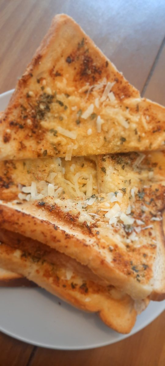 TJDragoOHanlon's tweet photo. Tom's kitchen settling in nice to the new premises. Tried out the new airfryer Homemade Cheesy garlic toasty on the grill setting. With a big bowl of homemade Tomato and caprese meat balls and pasta. ððOutstanding ððĨð§ððððŪðđ #Tomskitchen #homemade #wannabechef https://t.co/h16tvqfNMU