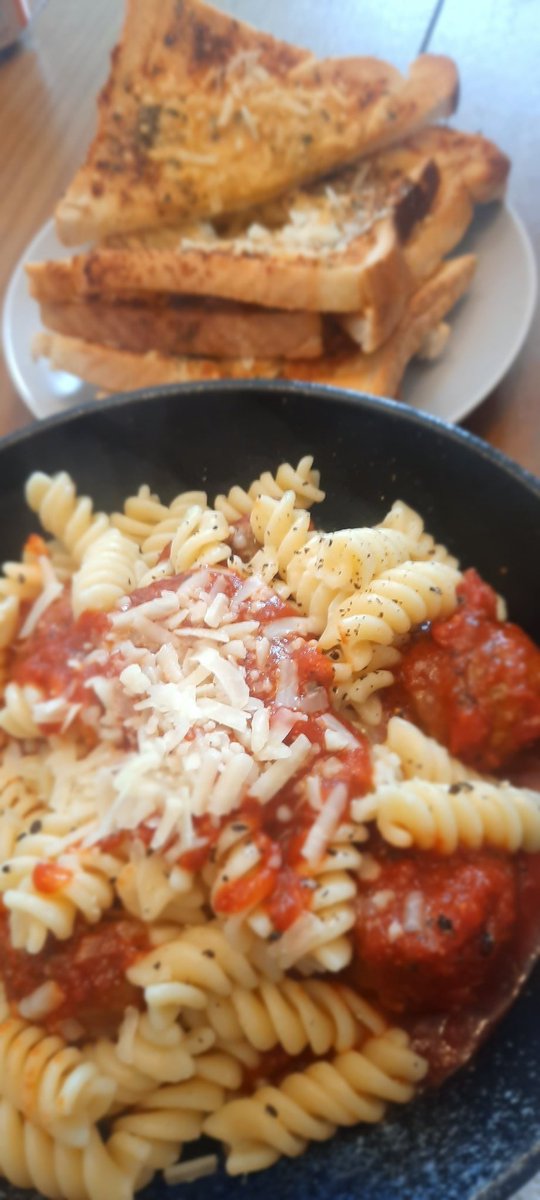 TJDragoOHanlon's tweet photo. Tom's kitchen settling in nice to the new premises. Tried out the new airfryer Homemade Cheesy garlic toasty on the grill setting. With a big bowl of homemade Tomato and caprese meat balls and pasta. ððOutstanding ððĨð§ððððŪðđ #Tomskitchen #homemade #wannabechef https://t.co/h16tvqfNMU