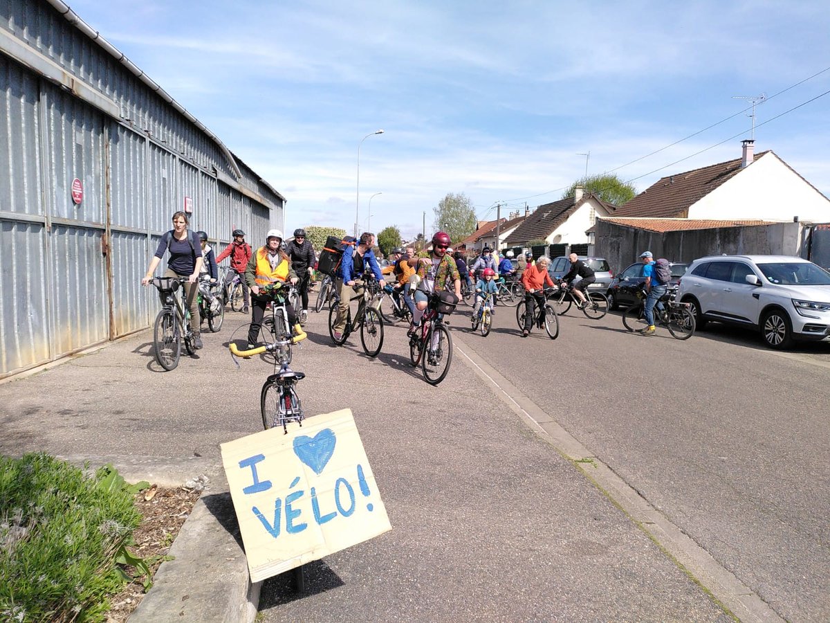 EnRueLibre91's tweet photo. Retour en images sur la très belle vélorution de ce dimanche 16 avril !
Nous étions une quarantaine de tous âges à démontrer que le vélo est LE moyen de transport le plus adapté pour des petits trajets ! https://t.co/EmYTvS1tu7