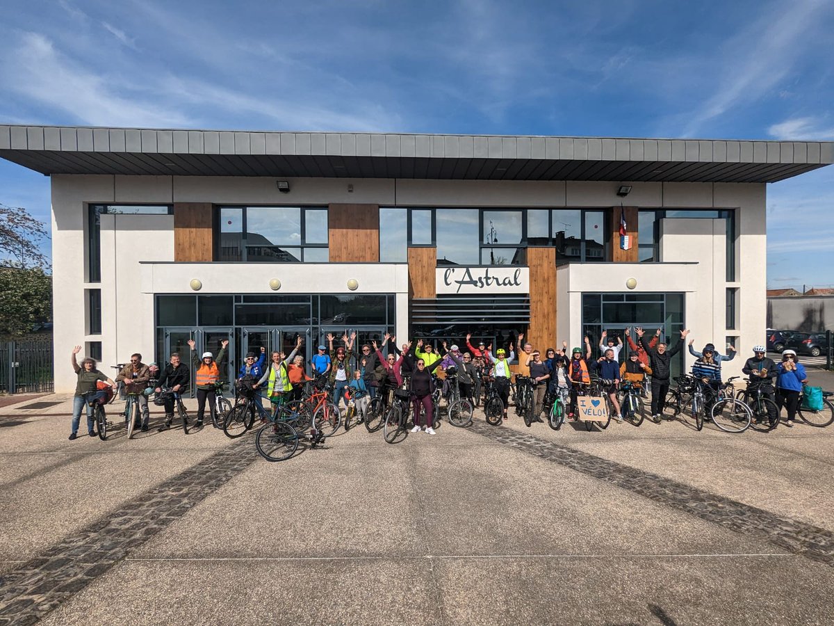EnRueLibre91's tweet photo. Retour en images sur la très belle vélorution de ce dimanche 16 avril !
Nous étions une quarantaine de tous âges à démontrer que le vélo est LE moyen de transport le plus adapté pour des petits trajets ! https://t.co/EmYTvS1tu7