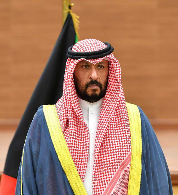 falarbash's tweet photo. ليش اذا حطوا شخص مسؤول وكان من الاسرة الحاكمة وكان انسان نشط و متفاني بعمله ويصون القسم يتضايقون البعض ان نثني عليه ونمدحه ؟ 

الشيخ طلال الخالد لو كنت بمكانه راح احط لي حماية بكل مكان بالوقت (الحالي) خاصة ان داش بحرب شرسة مع تجار المخدرات قاعد ينظف الكويت من هالآفه اللي انتشرت مثل السرطان، عسى الله يحميه من كل شر ويطول بعمره ويبارك في حياته. 

مع هذا الرجل قاعد يطلع كمواطن عادي لا حماية ولا حراسه، رجل شجاعه، جريئ كرس كل وقته  للحفاظ على امن وامان هذا الوطن. 
بارك الله فيه  وكثر الله من امثاله. 

يستاهل المدح