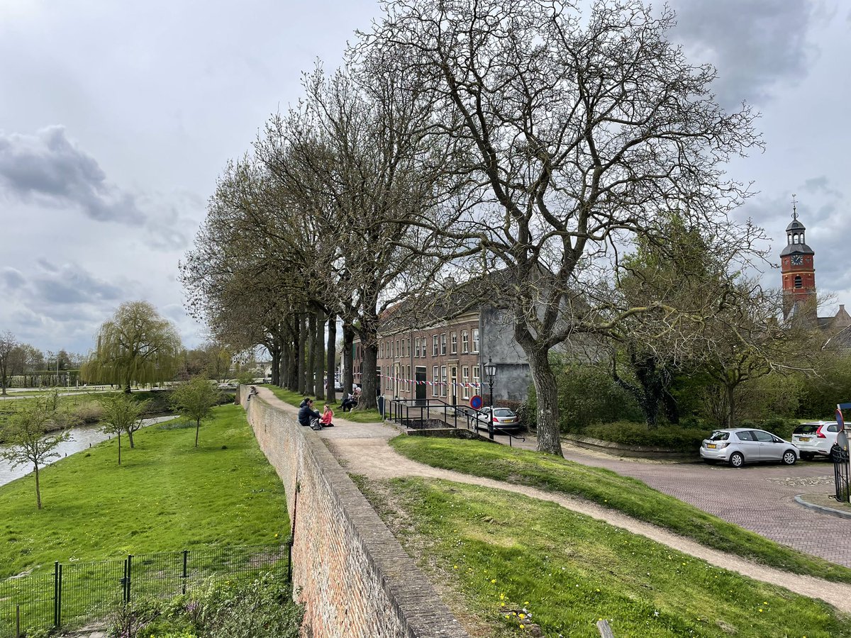 Groenehartstoc1's tweet photo. Het eindpunt van mijn 1e etappe op het #Betuwepad was #Buren. Dit is een #vestingstad met grachten, stadsmuur en een poort. Ook mag het zich #Oranje­stad noemen, vanwege de band met de koninklijke familie. Het was al aardig versierd voor Koningsdag. https://t.co/dvpGnwWCFO