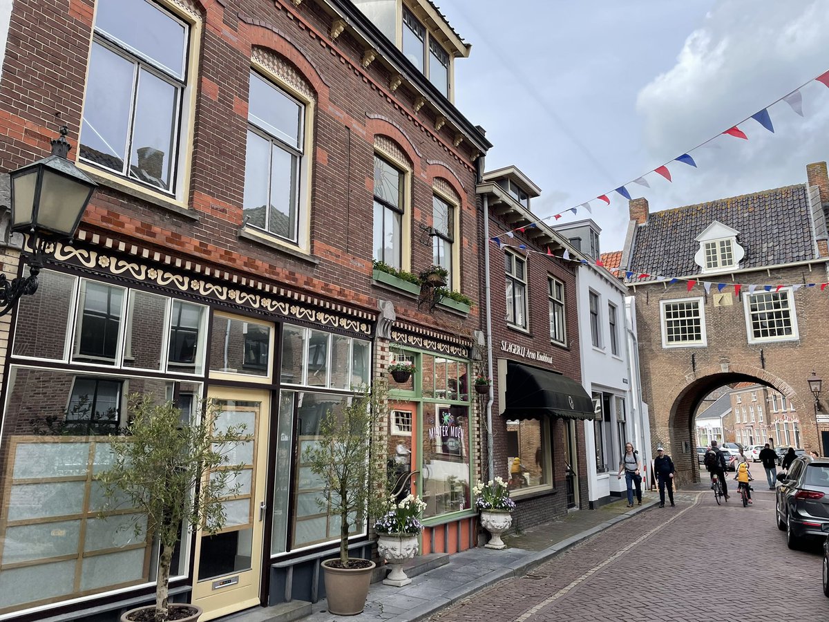 Groenehartstoc1's tweet photo. Het eindpunt van mijn 1e etappe op het #Betuwepad was #Buren. Dit is een #vestingstad met grachten, stadsmuur en een poort. Ook mag het zich #Oranje­stad noemen, vanwege de band met de koninklijke familie. Het was al aardig versierd voor Koningsdag. https://t.co/dvpGnwWCFO