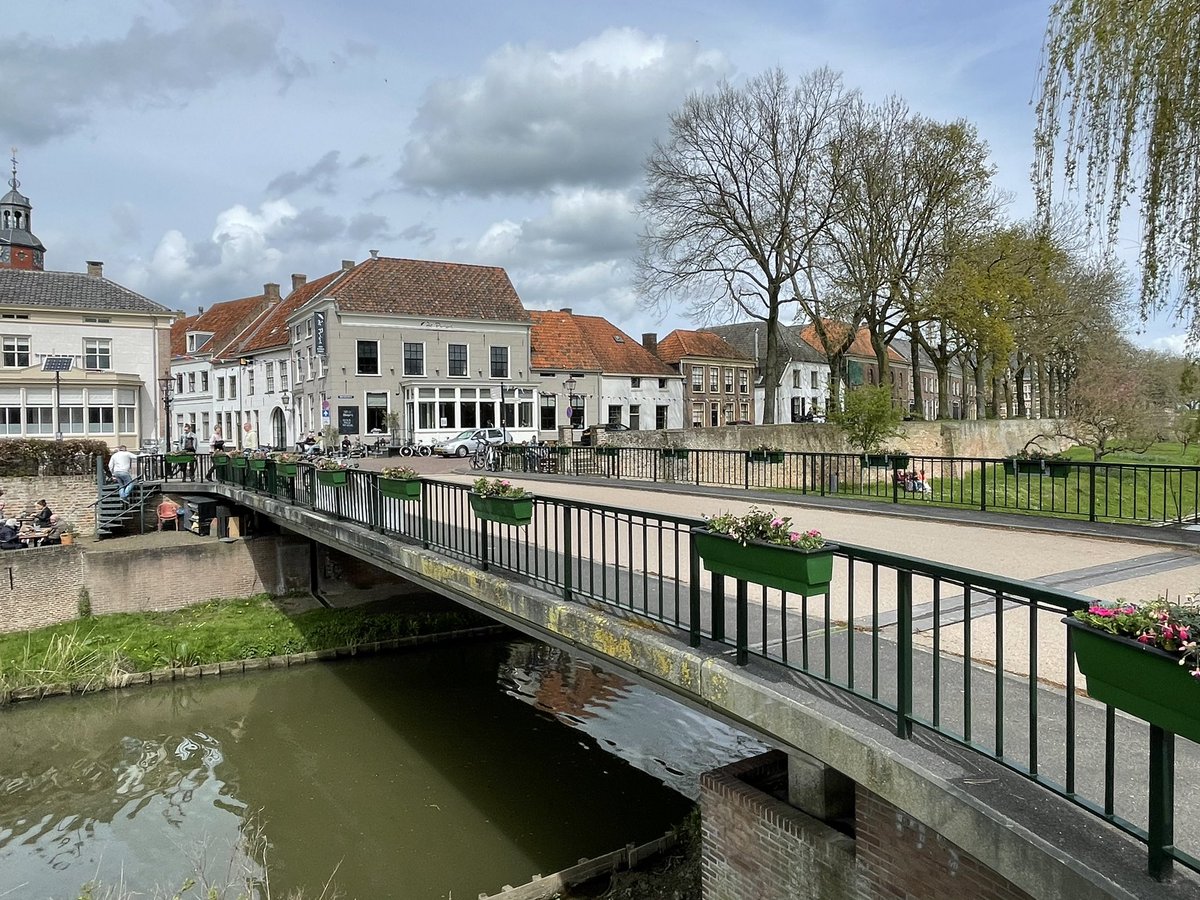Groenehartstoc1's tweet photo. Het eindpunt van mijn 1e etappe op het #Betuwepad was #Buren. Dit is een #vestingstad met grachten, stadsmuur en een poort. Ook mag het zich #Oranje­stad noemen, vanwege de band met de koninklijke familie. Het was al aardig versierd voor Koningsdag. https://t.co/dvpGnwWCFO
